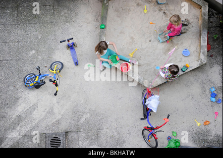 Kinder spielen auf einem Spielplatz im Hinterhof eines Hauses. Stockfoto
