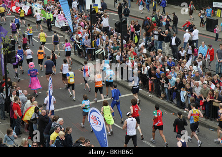 Virgin London-Marathon 2010 - Overhead Foto der Läufer auf dem Damm in der Nähe der Oberfläche des Marathons Stockfoto