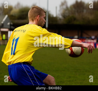 Warrington Stadt Spieler steuert den Ball während eines Fußballspiels Unibond Division one north Stockfoto