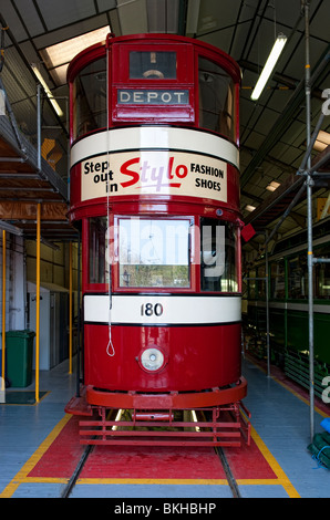 Straßenbahn im Depot im Musée National Tramway in Crich nahe Matlock in Derbyshire Stockfoto