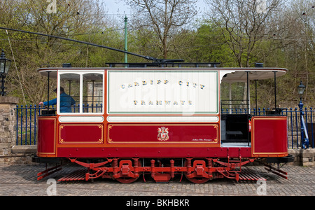 Ehemalige Cardiff City Straßenbahn auf dem Display an das National Tramway Museum in Crich nahe Matlock in Derbyshire Stockfoto