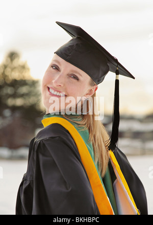 hübsche blonde kaukasischen Frau in dem Studium Mütze und Mantel Stockfoto