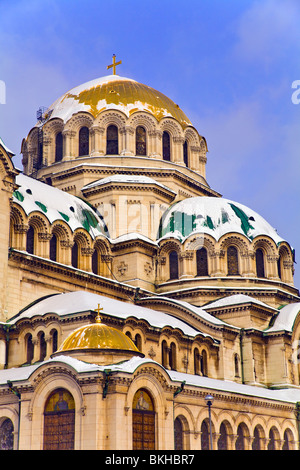 Schnee auf den Kuppeln und Kreuz die Alexander Newski Gedächtniskirche Kathedrale in Sofia, Bulgarien Stockfoto