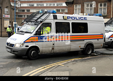 Riot Polizeiwagen auf der Edl-Demo DUDLEY im APRIL 2010 Stockfoto