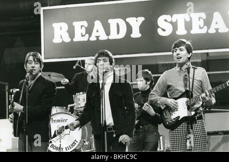THE HOLLIES - UK-Gruppe auf Ready, Steady, Go im Jahr 1966. Aus l: Tony Hicks, Bobby Elliott, Allan Clarke, Eric Haydock, Graham Nash Stockfoto