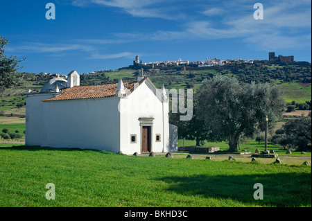 Portugal, das Alentejo, die Ermida De Sao Sebastiao mit Monsaraz ummauerte Stadt in der Ferne Stockfoto