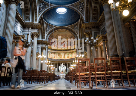 Paris, Frankreich, Weitwinkelblick, in der Madeleine-Kirche, französisches Denkmal, mittelalterliche Religion, historische französisch-katholische Stille Kirche Stockfoto