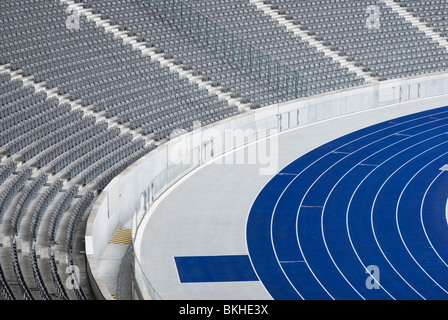 Laufstrecke im leeren Stadion Stockfoto