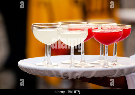 Kellner mit Tablett servieren bunte Margaritas bei Jose Cervo Museum, Stadt Tequila, Jalisco, Mexiko Stockfoto