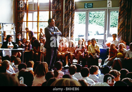 Grundschullehrerin Kopf im Gespräch mit Studenten In Baugruppe Stockfoto