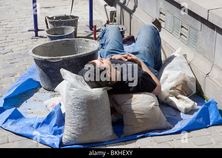 schlafen am Arbeitsplatz Stockfoto