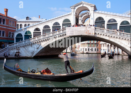 Gondoliere und seine Gondel auf dem Canale Grande am Rialto-Brücke in Venedig Italien Stockfoto