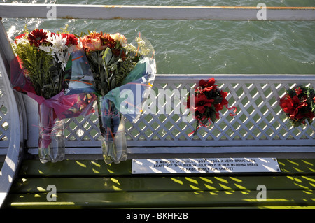 Blumen in Erinnerung an eine Person, die von der Pier in Nord-Wales Bangor für wohltätige Zwecke sprang. Stockfoto