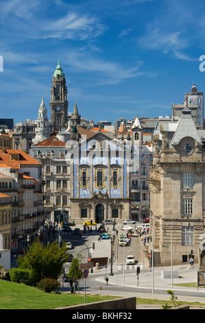 Portugal, an der Costa Verde, Porto. Die Igreja dos Congregados und Torre dos Clérigos. Der praça Almeida Garrett Stockfoto