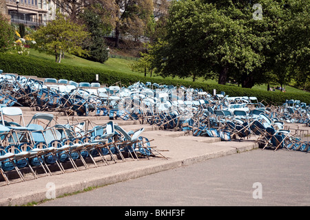 Gestürzte Stühle in der Freiluft-Ross Bandstand in Edinburgh Princes Street Gardens Stockfoto