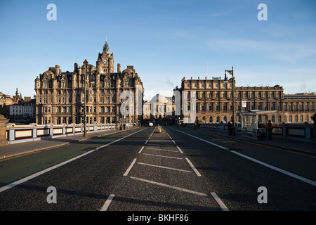 Blick nach Norden auf Edinburghs North Bridge (in Richtung der Balmoral Hotel und GPO Altbau) an einem sonnigen Morgen. Stockfoto