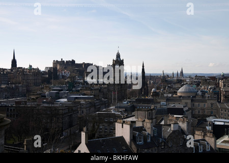 Eine klassische Ansicht von Zentrum von Edinburgh vom Calton Hill. Auf dem Foto ist das Balmoral Hotel Clocktower und Edinburgh castle Stockfoto