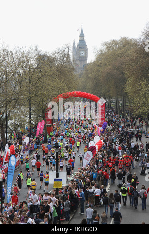 Virgin London-Marathon 2010 - Läufer gehen unter die 25 Meile am Ufer auf dem Weg zum Big Ben Stockfoto