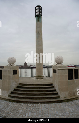 Kaufmann und Royal Navy Memorial an Männer, die auf See im zweiten Weltkrieg auf dem Molenkopf in Liverpool starb Stockfoto