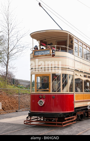 Ehemalige Blackpool-Straßenbahnen im Einsatz bei der Straßenbahn Nationalmuseum in Crich nahe Matlock in Derbyshire Stockfoto