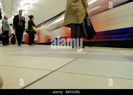 Passagiere auf Plattform für U-Bahn, London, Großbritannien warten Stockfoto