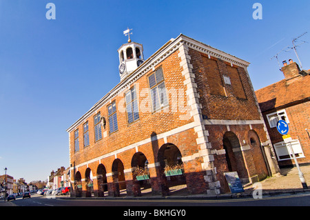 Horizontale Weitwinkelaufnahme des prominenten roten Backstein Markthalle in Old Amersham High Street an einem sonnigen Tag. Stockfoto