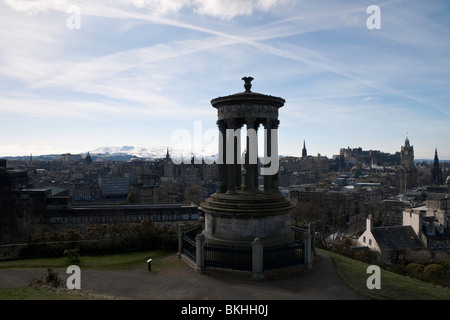 Einen klassischen Blick auf Skyline Edinburghs. Dugald Stewart Monument ist in den Vordergrund und ein Andreaskreuz in den Himmel Stockfoto