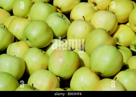 Frische grüne Äpfel als Hintergrund Stockfoto