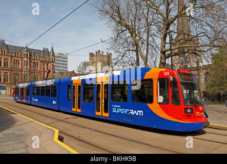 Supertram an der Kathedrale Stop, Sheffield, South Yorkshire, England, UK. Stockfoto