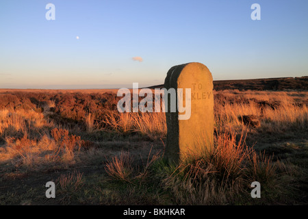 Der Mond aufgeht über eine steinerne Wegweiser oder Meilenstein auf 'Rombolds' oder Ilkley Moor, West Yorkshire, England, UK Stockfoto