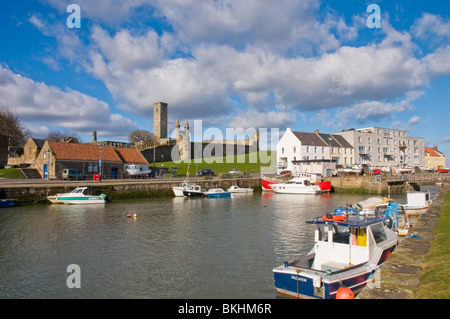 Boote im Hafen St. Andrews Fife mit Kathedrale im Hintergrund Schottland Stockfoto