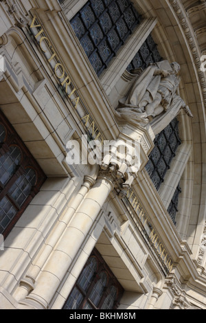 Stein geschnitzte Statue von Prinz Albert, mit Blick auf den Haupteingang des Victoria and Albert Museum in London. Stockfoto