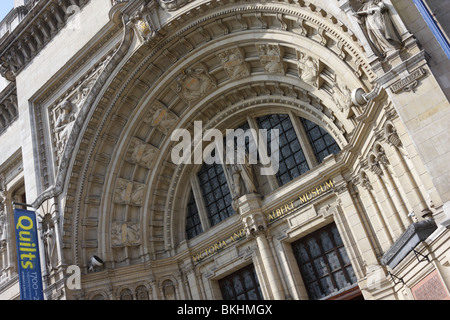 Kunstvoll geschnitzte Stein schmückt die gewölbten Haupteingang, das Victoria and Albert Museum in South Kensington, London. Stockfoto