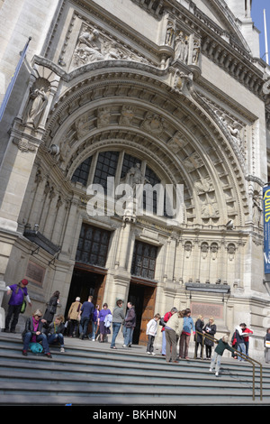 Der Haupteingang des Victoria and Albert Museum in allen viktorianischen Pracht, Touristen und Besucher an den Stufen zu sammeln. Stockfoto