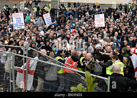 English Defense League rechten Flügel protestieren wieder Moschee in Dudley März 2010 Stockfoto