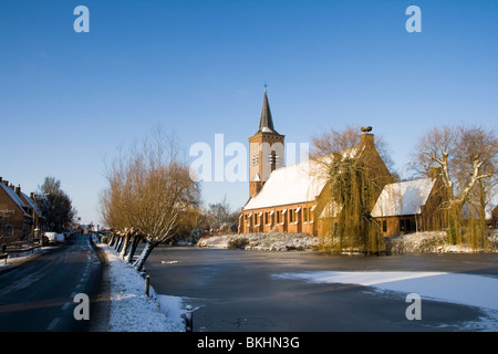 Kirche und einem kleinen Fluss in einer holländischen Stadt im winter Stockfoto