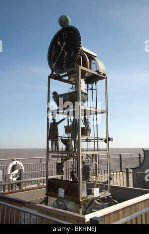 Die Wasseruhr von Tim Hunkin und Will Jackson liegt am Southwold Pier Suffolk East Anglia gesponsert von Thames Water Stockfoto