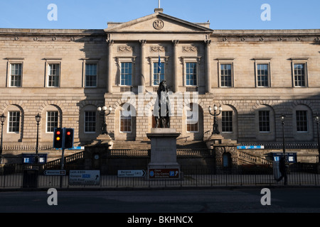 Eine Front auf Blick auf das Wellington Monument und zentrale Register House am östlichen Ende der Princes Street von Edinburgh Stockfoto