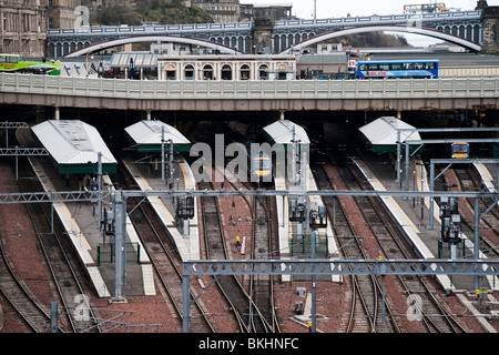 Ein Überblick über den Westeingang von Edinburghs Waverly Bahnhof mit Tracks in zu den Bahnsteigen führen. Stockfoto