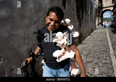 Ein Mann verkauft religiöse Souvenirs an Touristen in Taxco de Alarcón, Bundesstaat Guerrero, Mexiko, 20. August 2007. Foto/Chico Sanchez Stockfoto