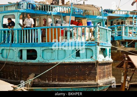 Traditionelle arabische Boote oder Dhaus ankern entlang des Dubai Creek in Deira, alte Dubai, Vereinigte Arabische Emirate, Vereinigte Arabische Emirate Stockfoto