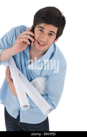 Männliche Architekt Student mit Helm und Pläne telefonieren mit Handy auf weißem Hintergrund Stockfoto