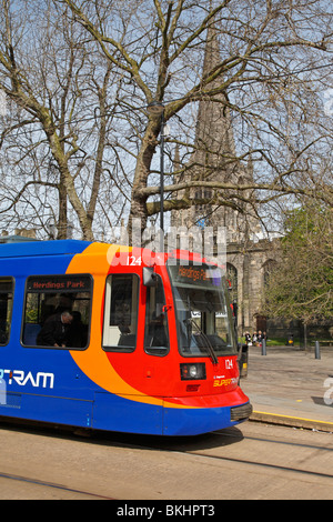 Supertram an der Kathedrale Stop, Sheffield, South Yorkshire, England, UK. Stockfoto