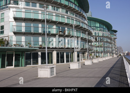 Fluss vorderen moderne Luxuswohnungen mit Blick auf den Fluss Themse in Wapping. Stockfoto