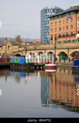 Narrowboats in Victoria Kais, Wharf Street Canal Basin, Sheffield, South Yorkshire, England, UK. Stockfoto