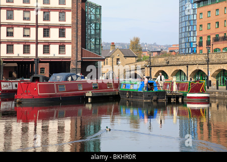 Narrowboats in Victoria Kais, Wharf Street Canal Basin, Sheffield, South Yorkshire, England, UK. Stockfoto