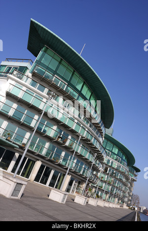 Moderne am Flussufer Luxuswohnungen und Penthäuser auf der Flussseite des Wapping High Street in London gelegen. Stockfoto