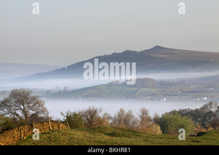 Ein Blick im Morgengrauen auf den Hügel, der als Sharp Haw bekannt ist und sich innerhalb der Grenzen des Yorkshire Dales National Par in der Nähe von Skipton in North Yorkshire befindet Stockfoto