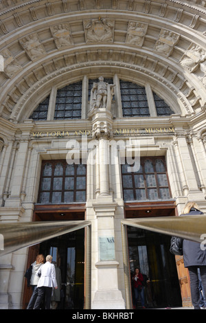 Niedrigen Niveau zentraler Aspekt des Haupteingangs Victoria and Albert Museums in London South Kensington. Stockfoto