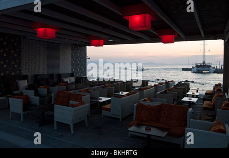 Gerahmte Blick auf eine Insel Naxos Sonnenuntergang durch eine Wasser-Café der Stadt Naxos, Griechenland Stockfoto